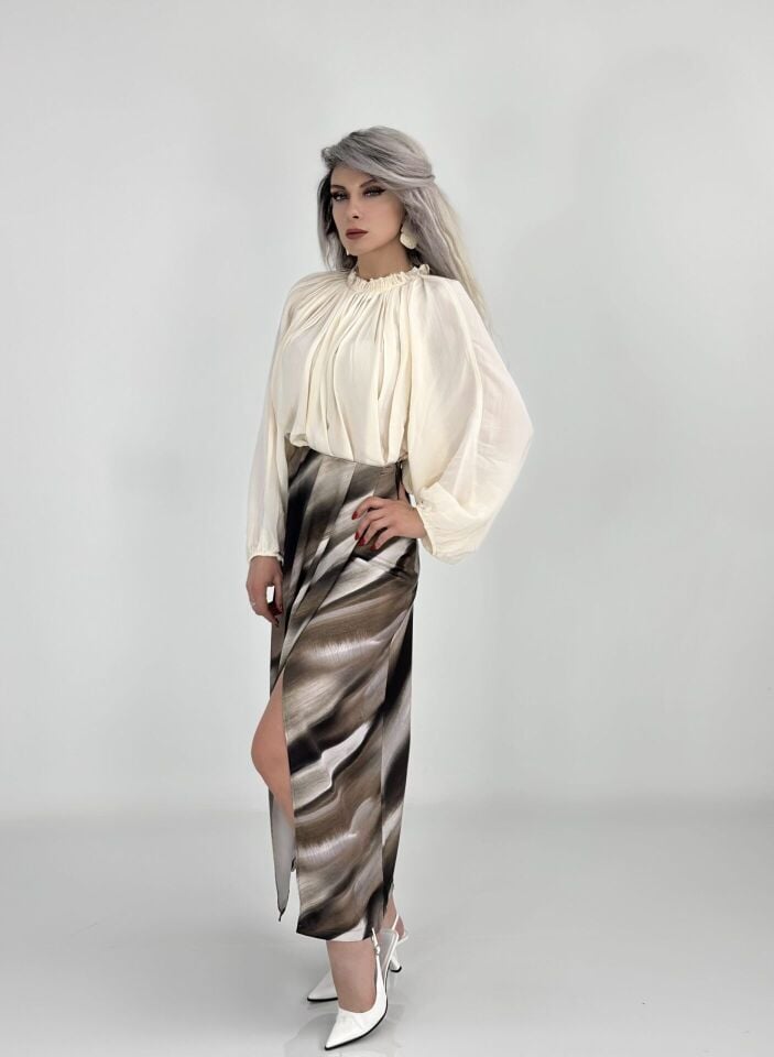 Krem Yaka Büzgülü Fırfırlı Bluz