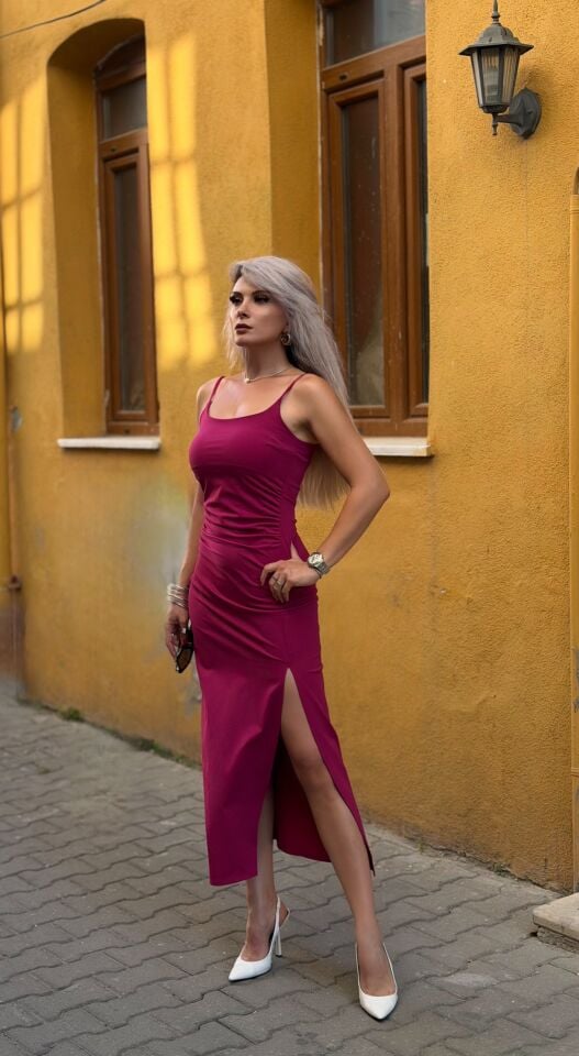 Fuşya Ayarlanabilir Askılı Likralı Crep Kumaş Yan Yırtmaç Midi Boy Elbise