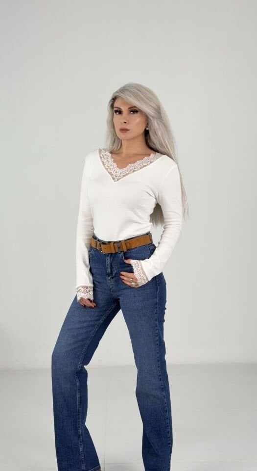 Beyaz Dantelli V Yaka Bluz