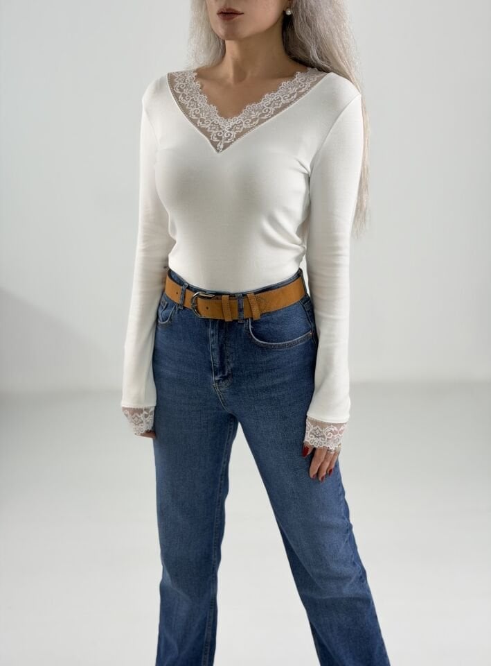 Beyaz Dantelli V Yaka Bluz