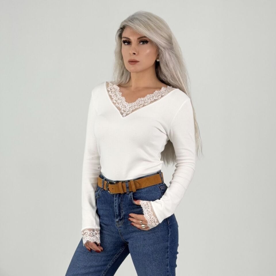Beyaz Dantelli V Yaka Bluz