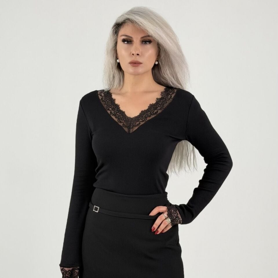 Siyah Dantelli V Yaka Bluz