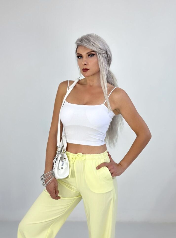 Beyaz İp Askılı Göğüs Destekli Crop Atlet