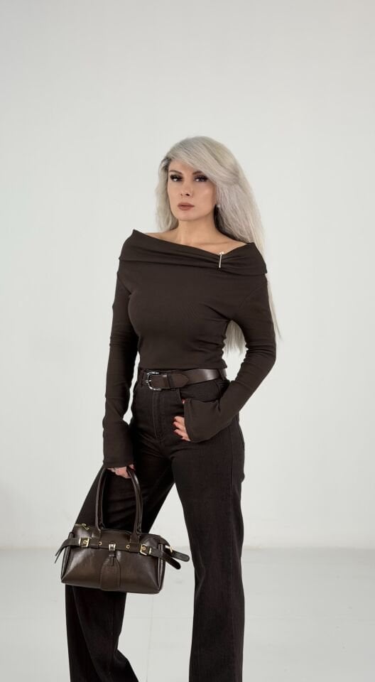 Kahverengi Tokalı Madonna Yaka Fitilli Bluz