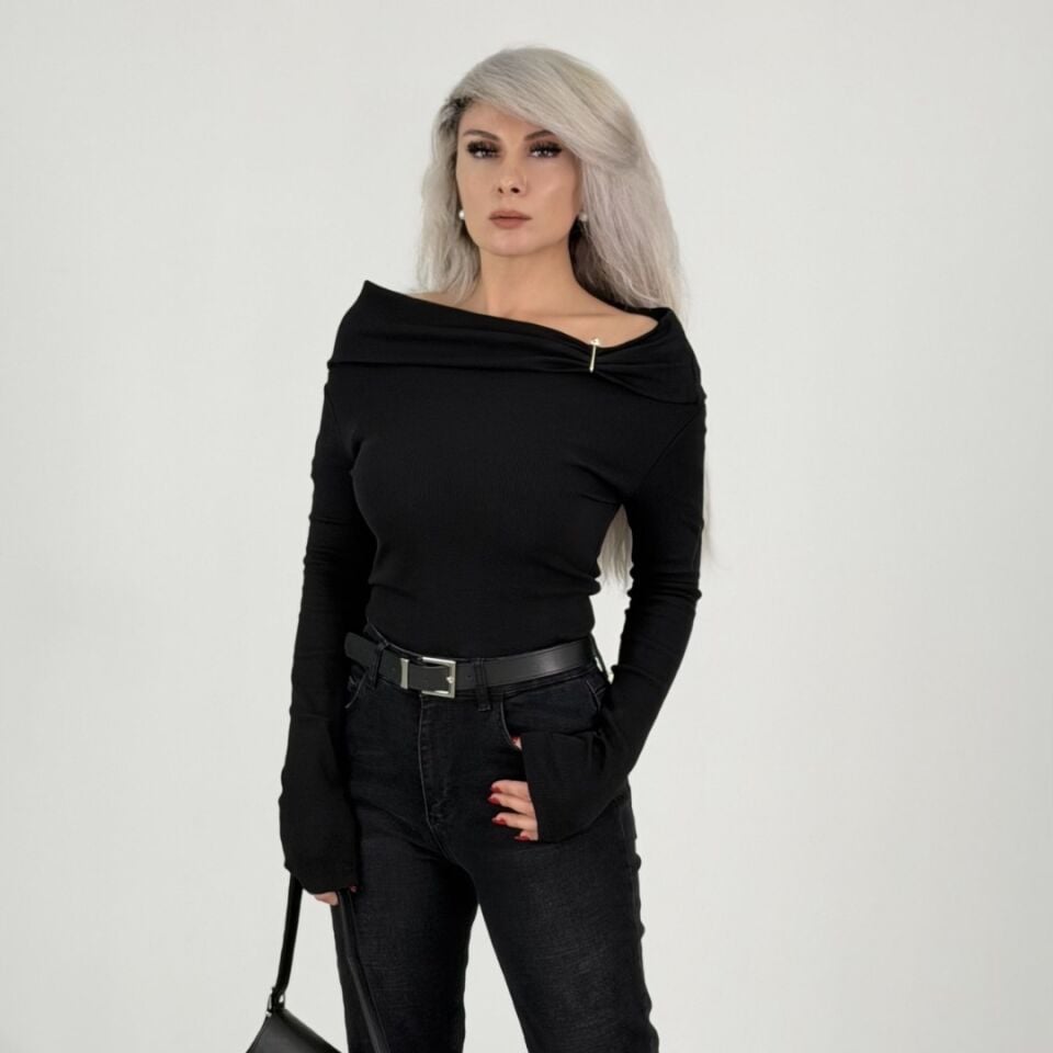 Siyah Tokalı Madonna Yakalı Fitilli Bluz