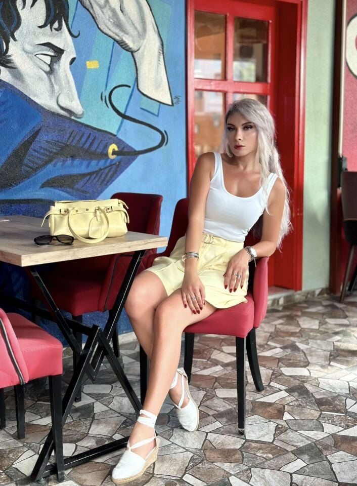 Sarı Viscon Kumaş Şehir Boy Şort