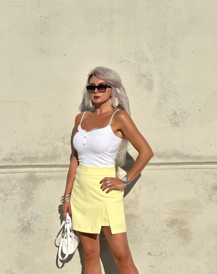 Beyaz Dantel Yaka Atlet