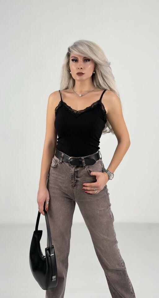 Siyah Dantel Yaka Askılı Bluz