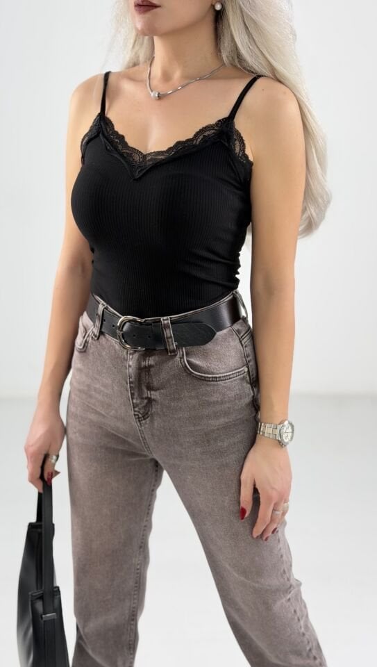 Siyah Dantel Yaka Askılı Bluz