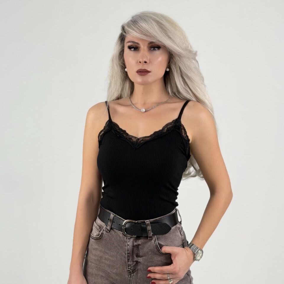 Siyah Dantel Yaka Askılı Bluz