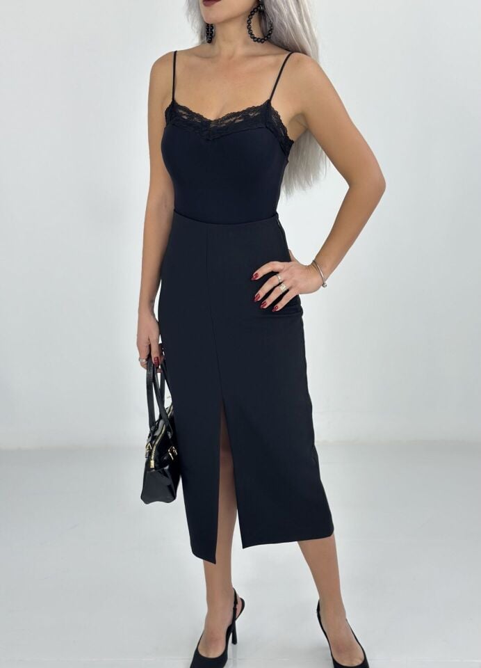 Siyah Ön Yırtmaç Detay Midi Boy Etek