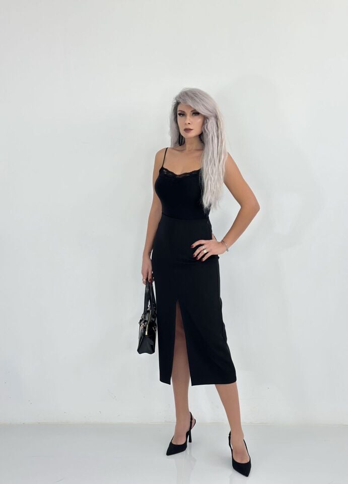 Siyah Ön Yırtmaç Detay Midi Boy Etek