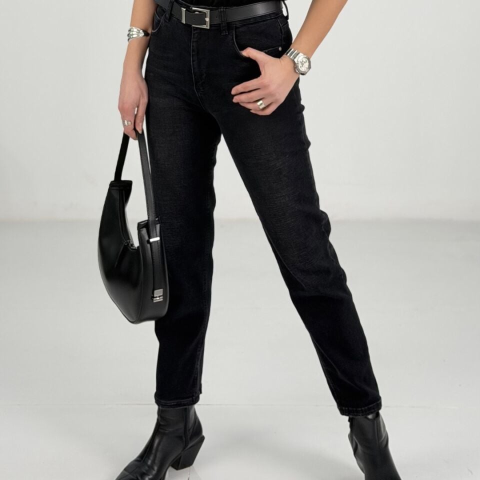 Siyah Kemerli Yıkamalı Mom Fit Jean