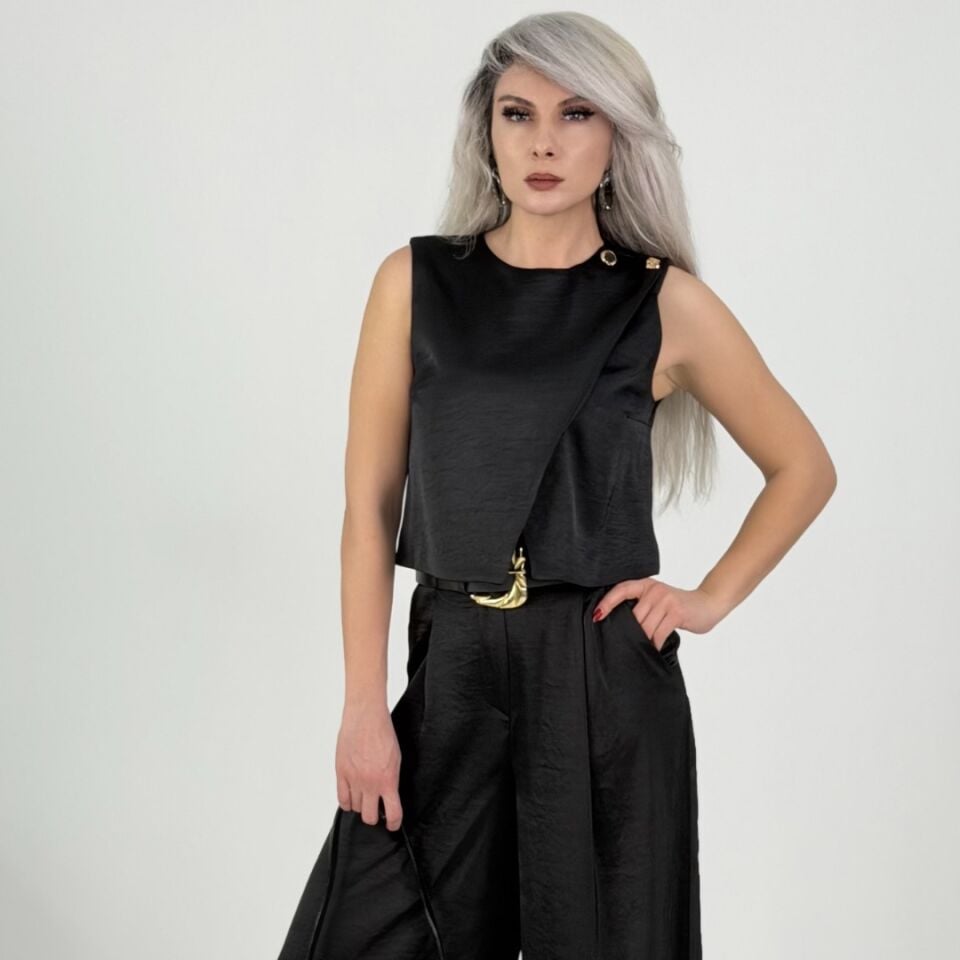 Gold Detaylı Siyah Takım – Asimetrik Bluz ve Bol Paça Pantolon