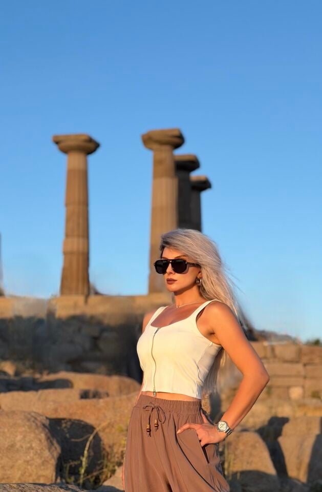 Beyaz Önü Fermuarlı Crop Büstiyer