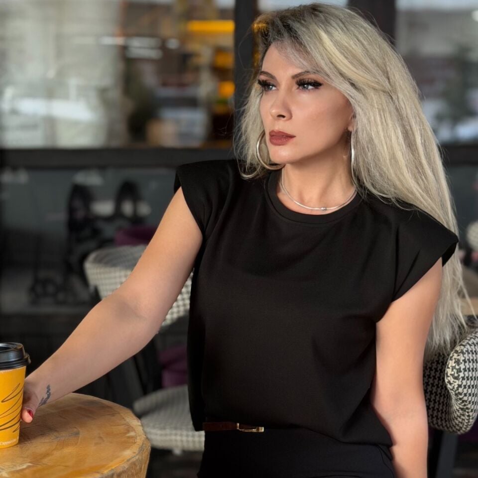 Siyah Vatkalı Yumoş Pamuklu Penye Bluz