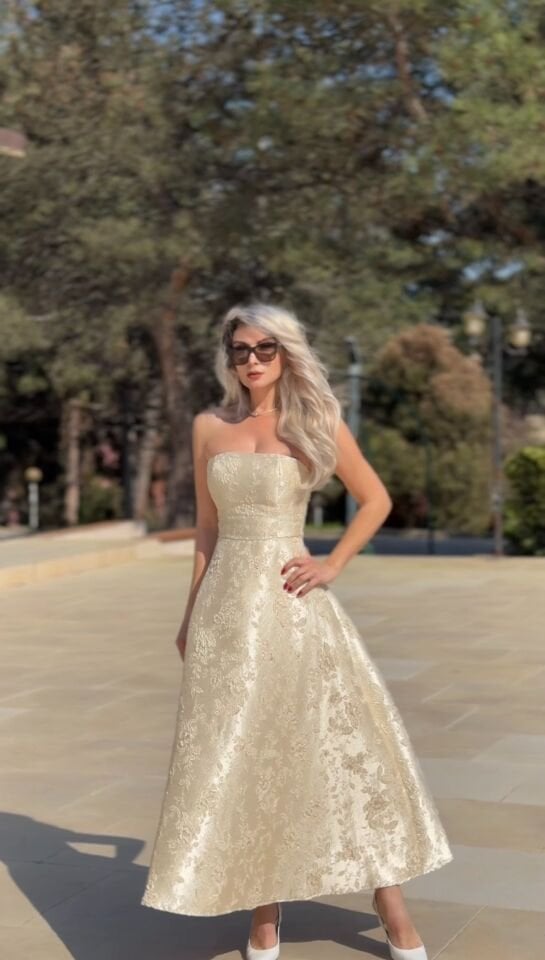 Krem Straplez Çiçek İşlemeli Detay Midi Balon Elbise