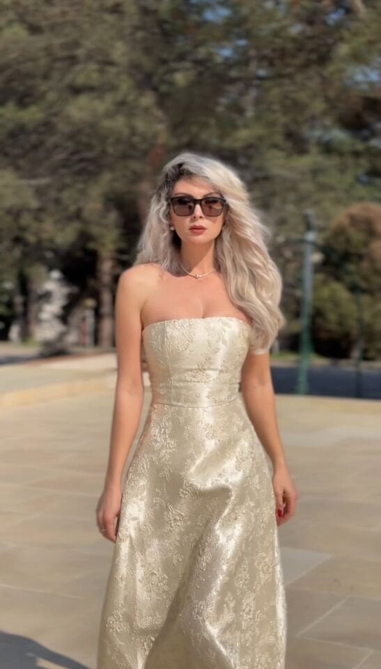 Krem Straplez Çiçek İşlemeli Detay Midi Balon Elbise