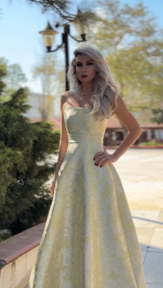 Sarı Straplez Çiçek İşlemeli Detay Midi Balon Elbise