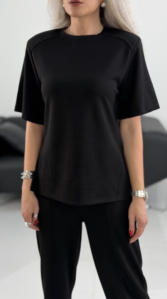 Siyah Vatkalı Yumoş Yırtmaçlı Thsirt Bluz