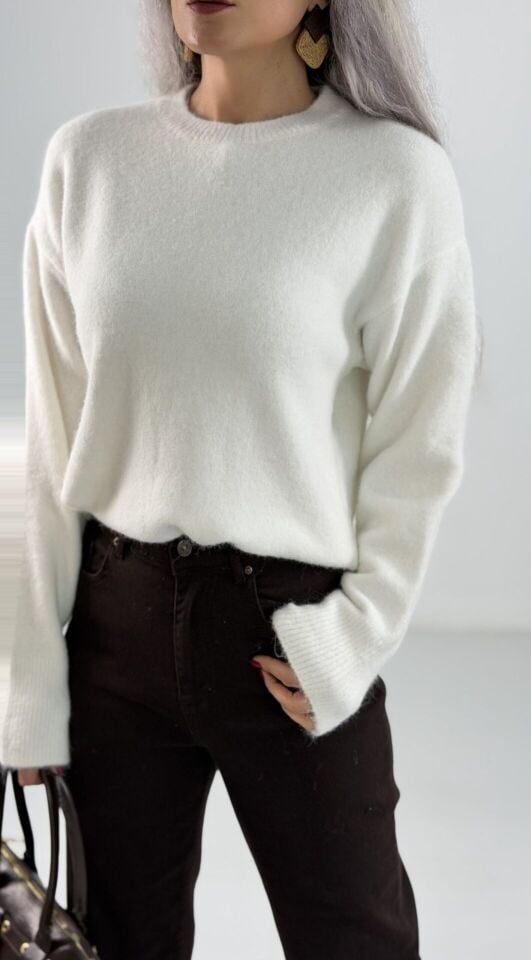 Beyaz Bisiklet Yaka Yumoş Kazak