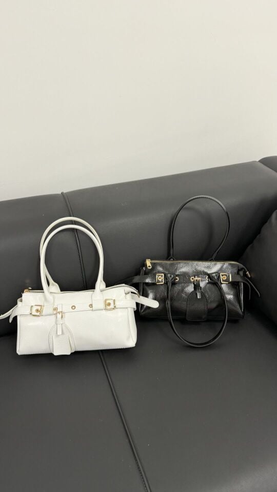 Siyah Kadın Kemer Detaylı Rugan Görünümlü El ve Omuz Çantası(Kopya)