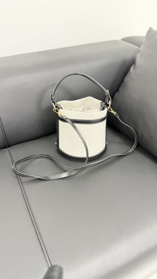Siyah Detaylı Kadın Hasır Görünümlü Büzgülü Bucket Çanta – Ayarlanabilir Askılı